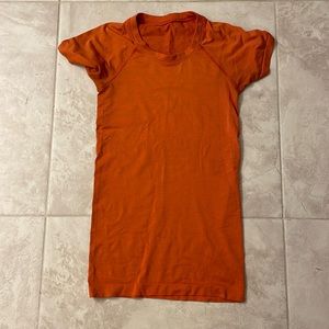 Women’s lululemon fitted tee shirt